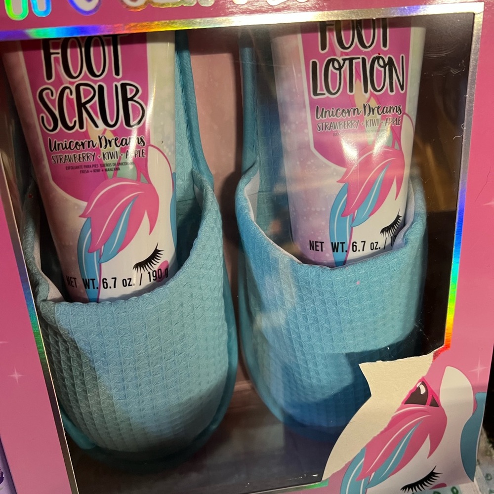 Two 4 piece slipper sets - Picture 2 of 3